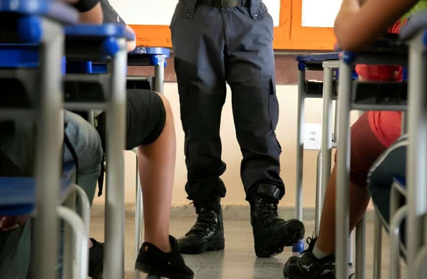 Governo Zema ataca novamente com programa de escolas cívico-militares em  Minas Gerais
